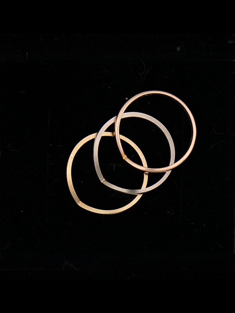 VINTAGE THREE-TONE 18CT ARROW RING