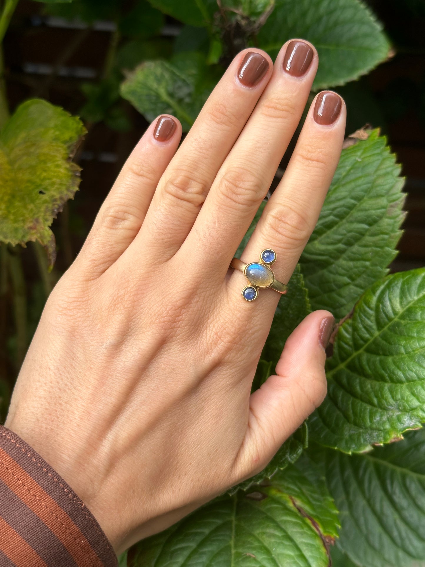VINTAGE 18CT GOLD MOONSTONE AND SAPPHIRE RING