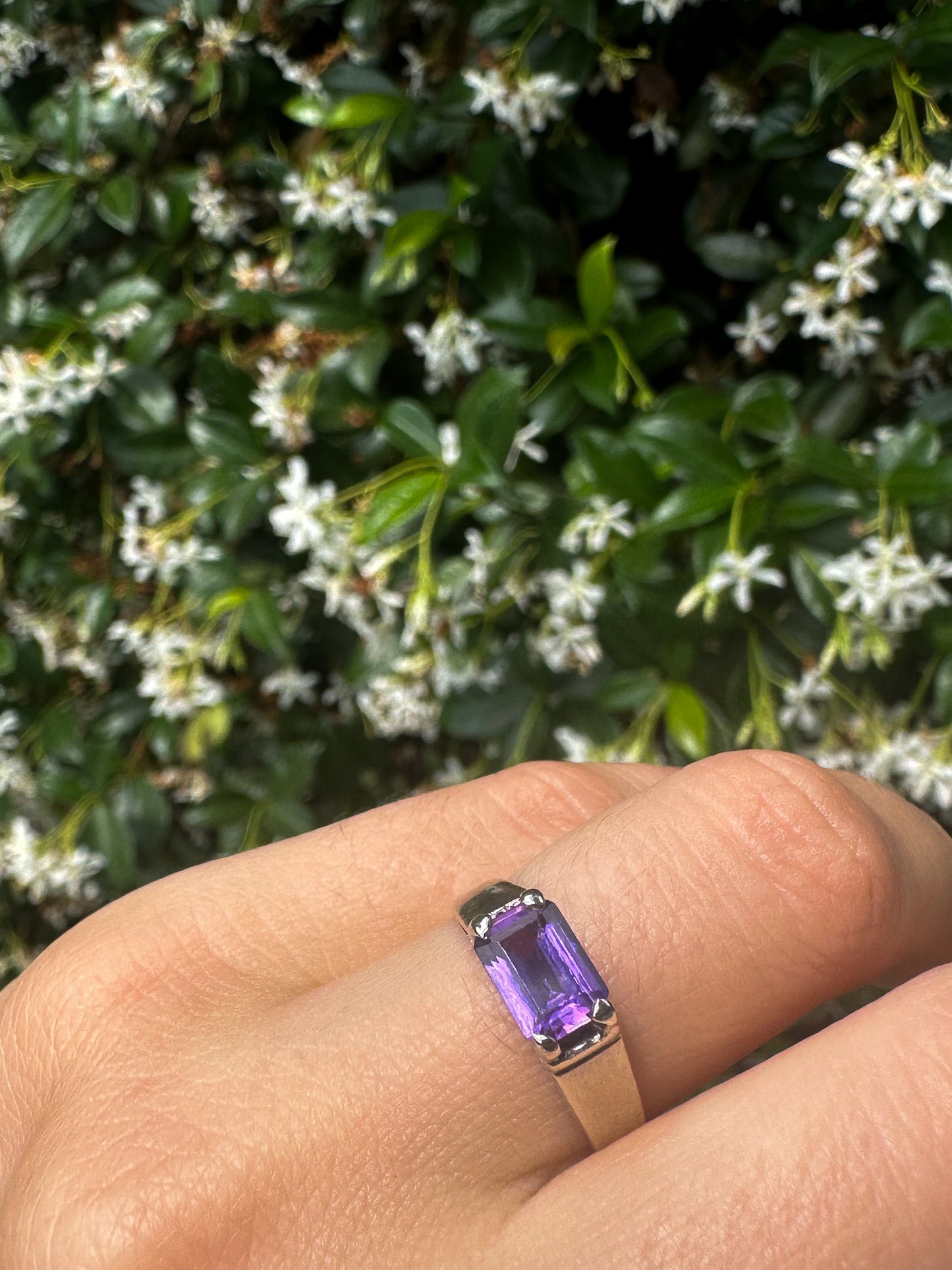 ESTATE 9CT WHITE GOLD AMETHYST RING