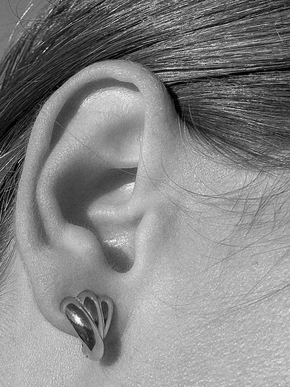 VINTAGE 18CT SHELL EARRINGS
