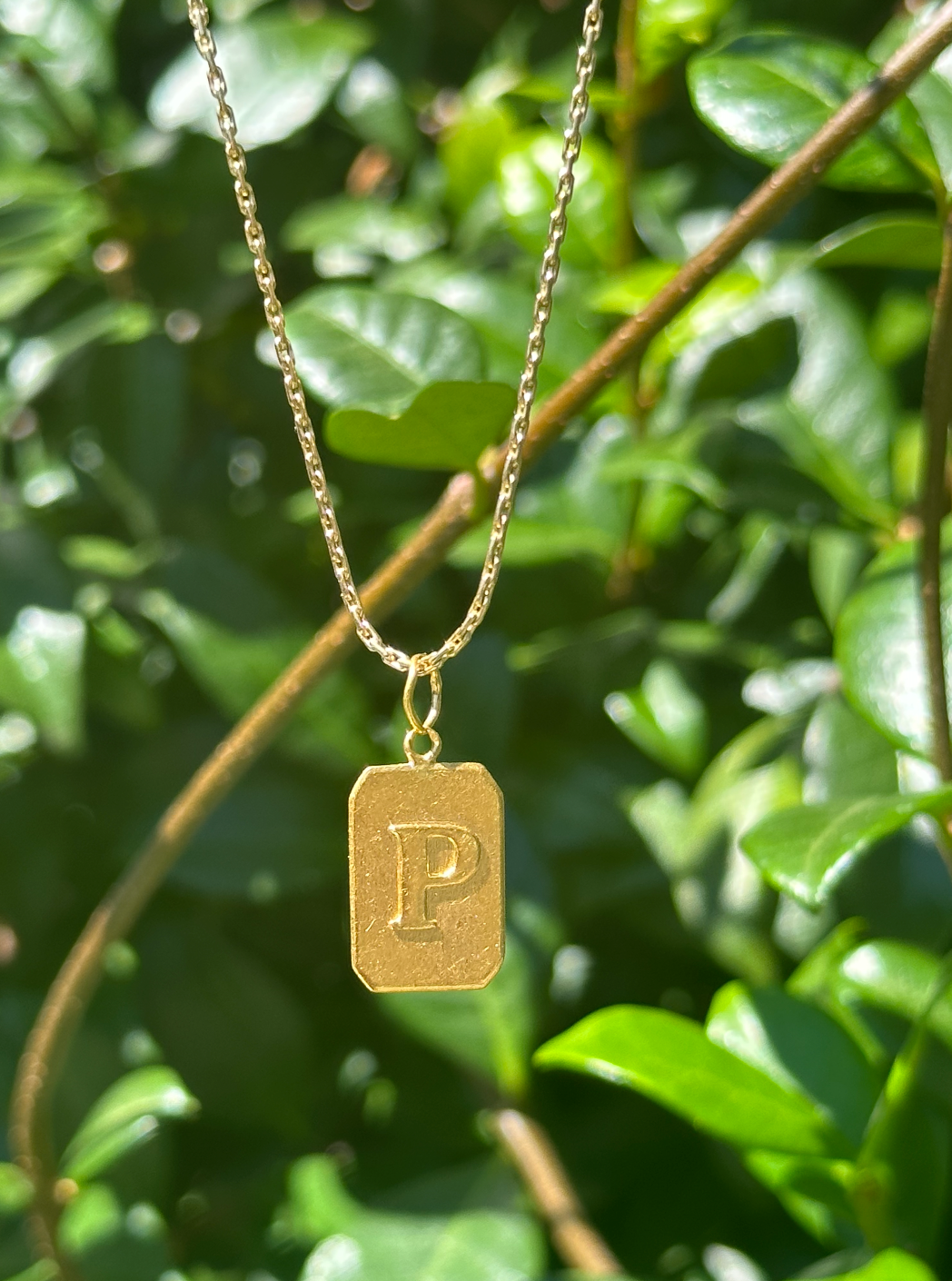 VINTAGE 18CT INITIAL PENDANT - P