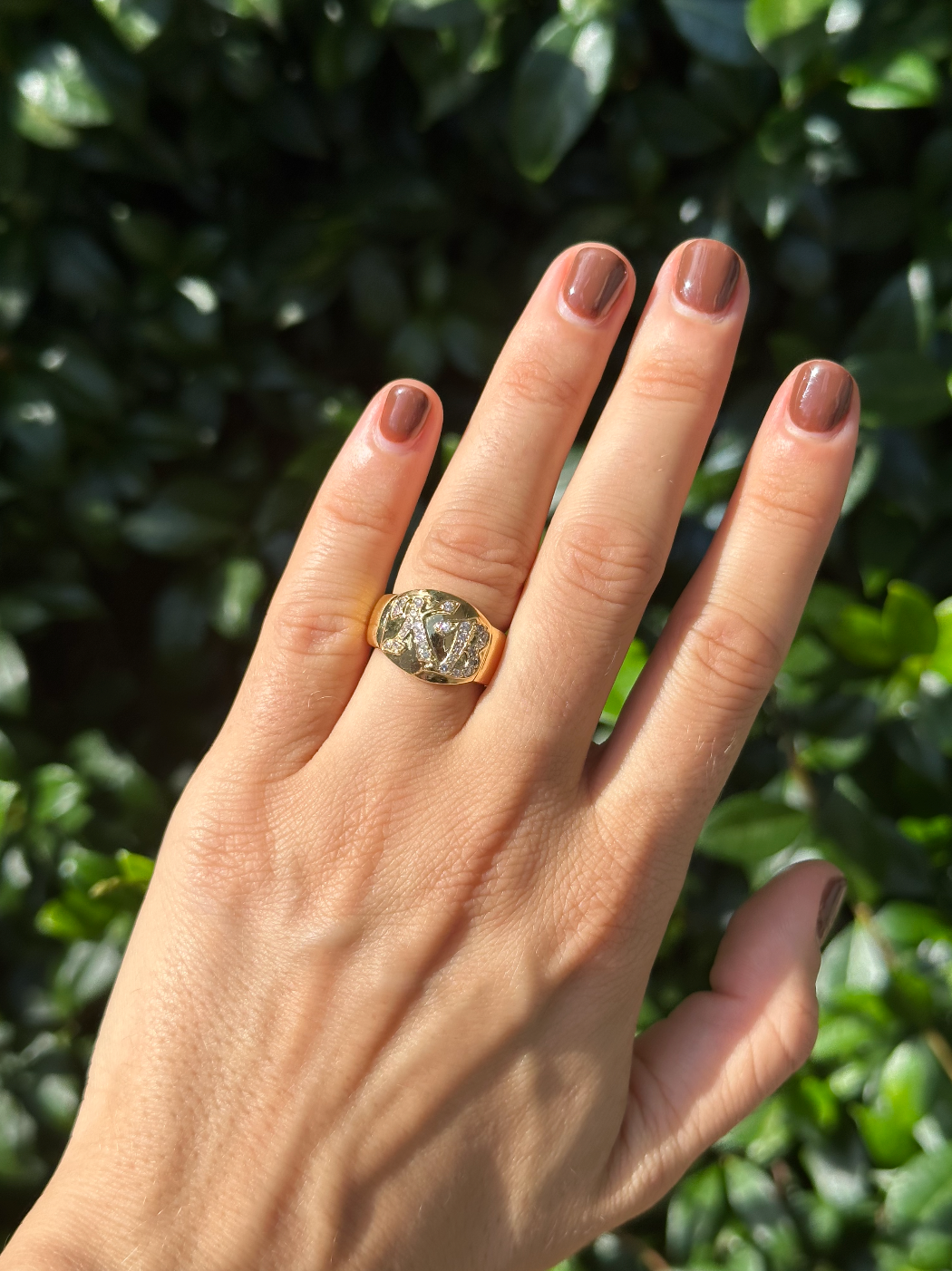 18CT GOLD AND DIAMONDS VINTAGE SIGNET RING - K.B.