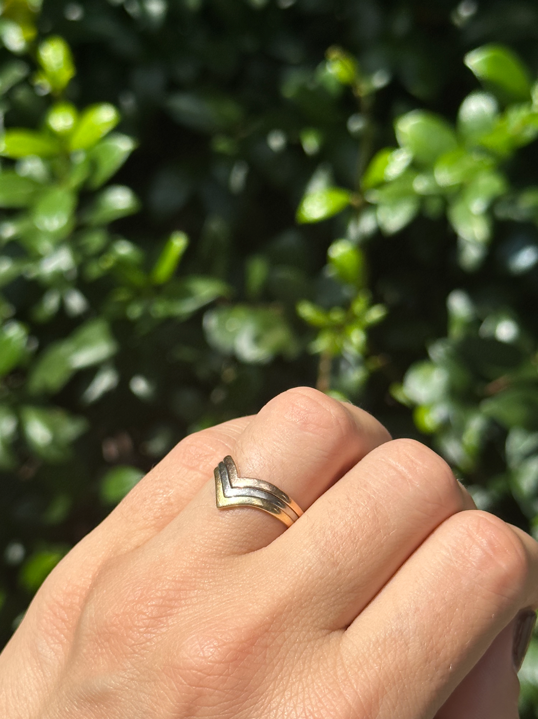 VINTAGE THREE-TONE 18CT ARROW RING
