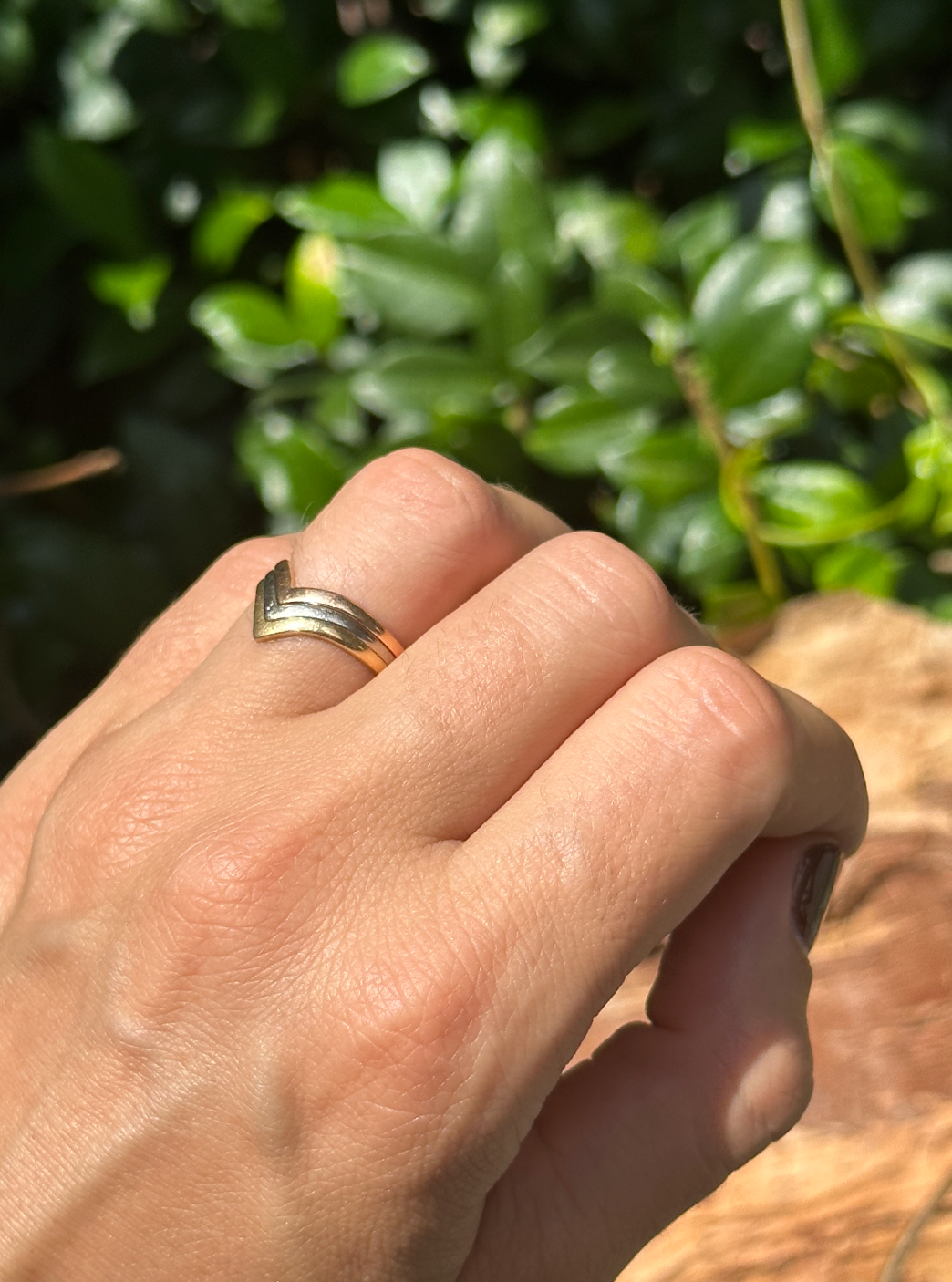 VINTAGE THREE-TONE 18CT ARROW RING