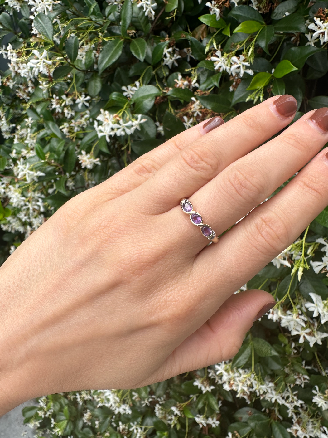ESTATE 9CT THREE-STONE AMYTHEST & DIAMOND RING