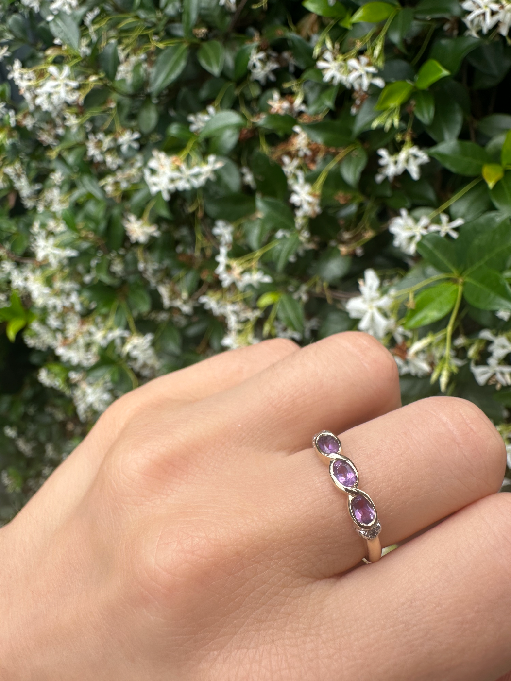 ESTATE 9CT THREE-STONE AMYTHEST & DIAMOND RING