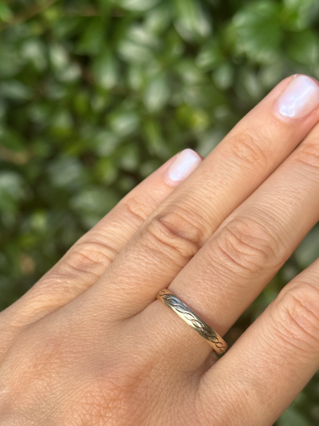 ESTATE 9CT GOLD INFINITY ETCH RING