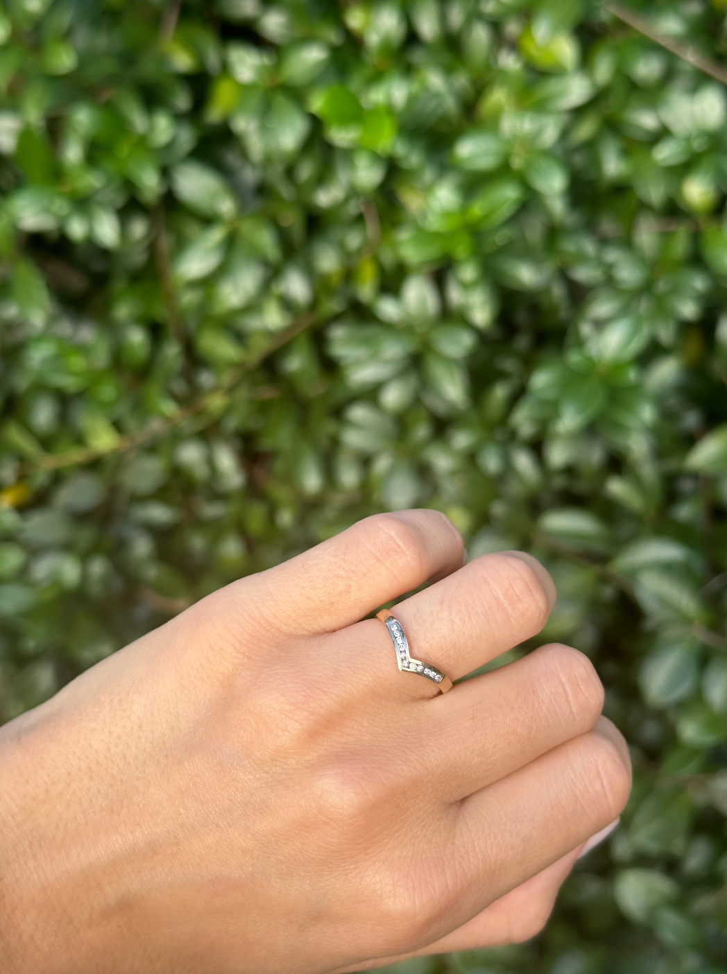 ESTATE 9CT DIAMOND WISHBONE RING
