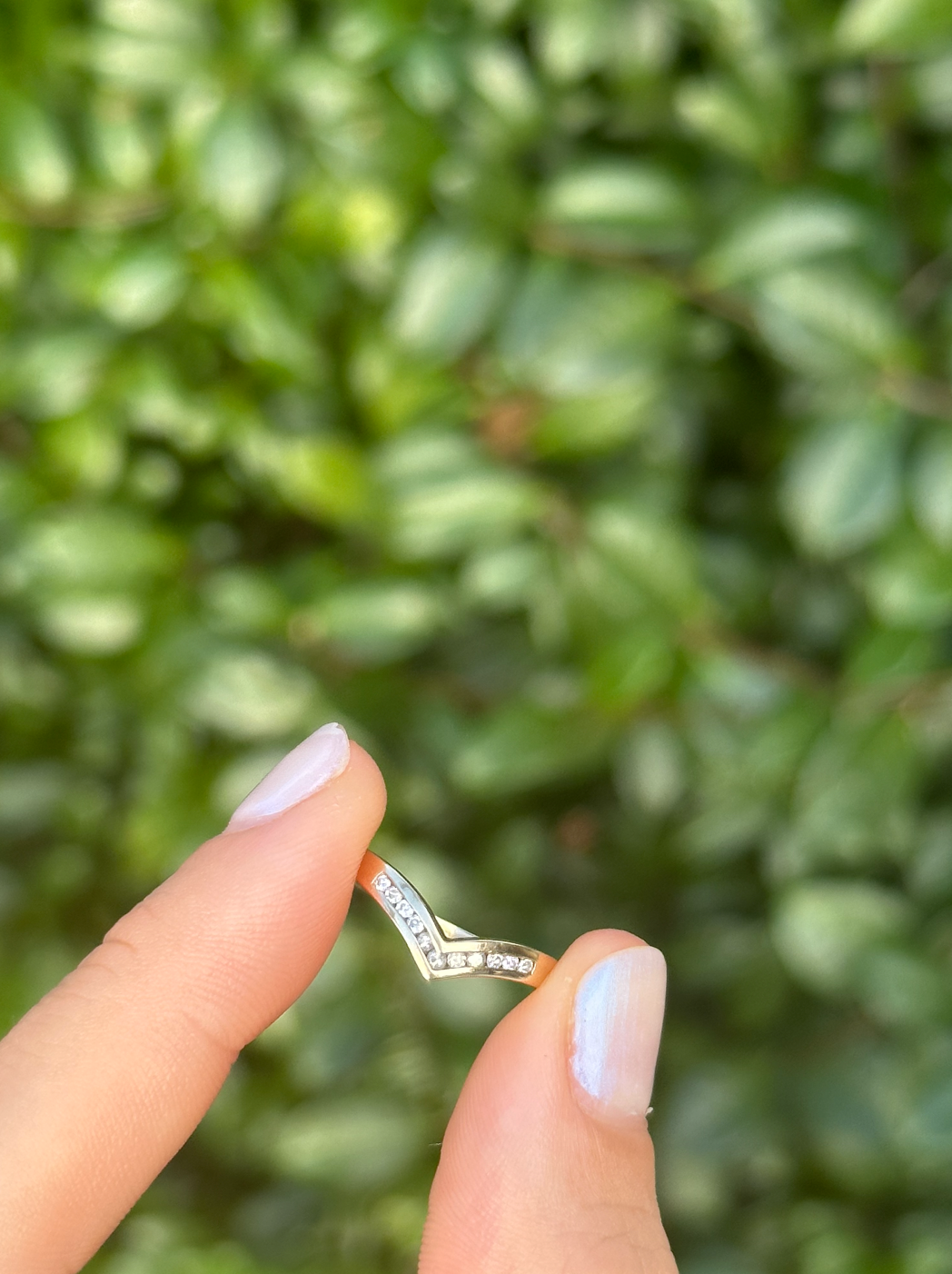 ESTATE 9CT DIAMOND WISHBONE RING