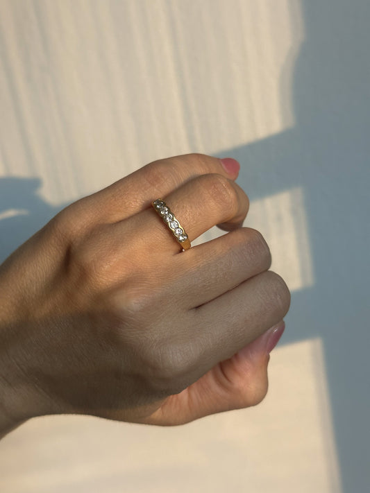 ESTATE 18CT GOLD AND DIAMONDS RIVER RING