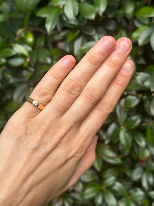 ESTATE 18CT GOLD AND DIAMOND SOLITATE RING