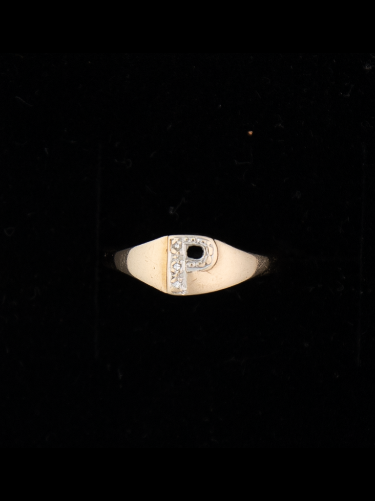 VINTAGE 9CT INITIAL RING - P or D