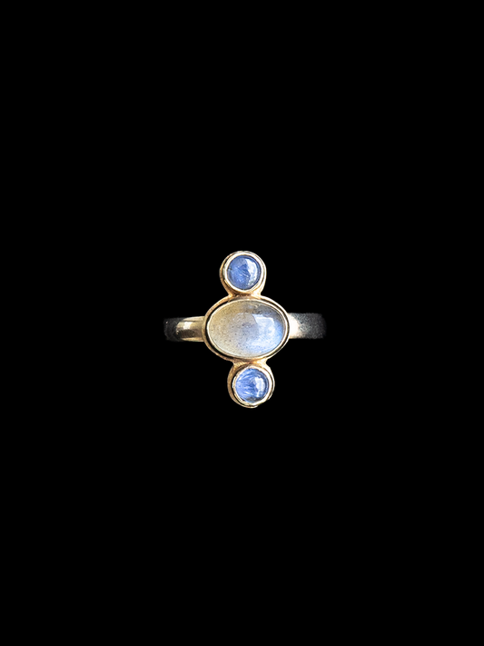 VINTAGE 18CT GOLD MOONSTONE AND SAPPHIRE RING