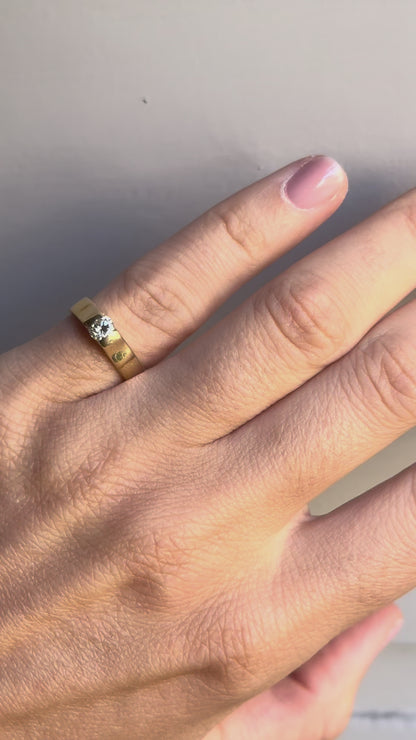 ESTATE 18CT GOLD AND DIAMOND SOLITARE RING