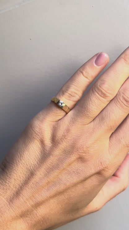 ESTATE 18CT GOLD AND DIAMOND SOLITARE RING